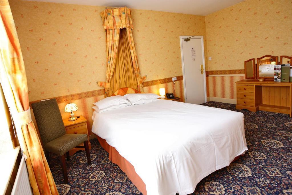 The Black Lion Royal Hotel Lampeter Szoba fotó