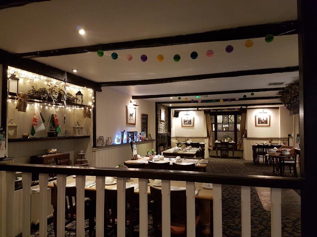 The Black Lion Royal Hotel Lampeter Kültér fotó